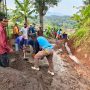 Terbengkaiai, Warga Kembali Perbaiki Jalan