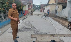 Cihanjuang Bangun Jalan Rabat Beton