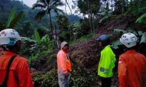 Satu Rumah Tertimpa Longsor, Enam Lainnya Terancam