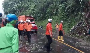 Longsor Timbun Sebagian Jalan Cadas Pangeran, Tebing Setinggi 30 Meter Ambruk