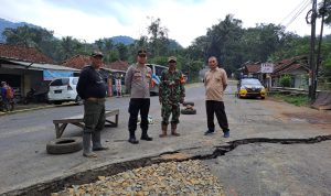 Jalan Ambles Semakin Dalam, Blok Eba Harus Diwaspadai