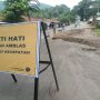 Jalan Eba Ambles Semakin Dalam, Perbaikan Dihentikan Sementara