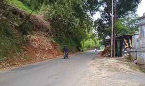 Jalan Girimukti-Pasangrahan Rawan Longsor