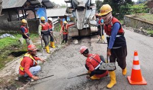 Jalan Rusak Ditambal Kontraktor