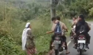 Viral! Pelajar Tendang Seorang Nenek hingga Terjatuh, Pelaku Sudah Ditangkap