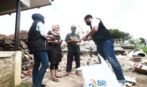 Relawan Menyalurkan Bantuan BRI Peduli