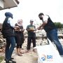 Relawan Menyalurkan Bantuan BRI Peduli