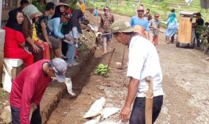 Persiapan Perbaikan Jalan, Warga Lakukan Kerja Bakti Massal