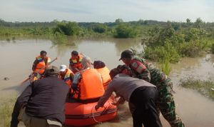 Penggenangan Sadawarna, Polisi Bantu Warga Menyeberang Waduk