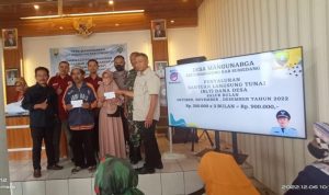 Polisi Monitoring BLT Desa Mangunarga