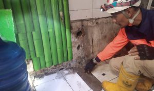 Air Mendadak Mengalir di Dinding Rumah