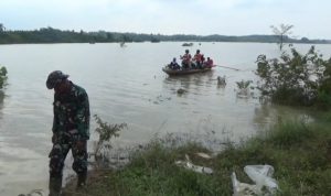 Puluhan Siswa SMPN 1 Surian Terdampak Waduk Sadawarna, Berangkat Sekolah pakai Perahu Karet