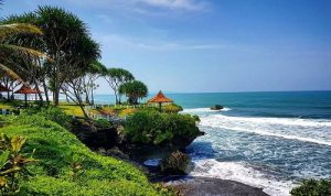 Menikmati Keindahan Alam Di Pantai Batu Karas Pangandaran