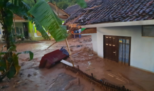 Dua Korban Banjir Cimanggung Dalam Pencarian Tim Rescue Kantor SAR Bandung