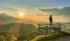 Nikmati ke indahan sunrise di samalengoh camp sumedang