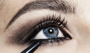 Ini Dia Tips Agar Eyeliner Tahan Lama