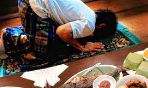 Jika Lapar, Makan Atau Sholat Dulu? Begini Penjelasannya