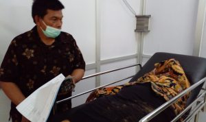 DIRAWAT: Korban Mimin mendapatkan perawatan intensif di UGD RSUD Sumedang setelah menjadi korban tabrak lari.