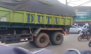 Satpol PP Awasi Truk Muatan Tanah