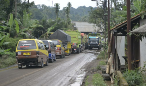 Jalan Legok-Conggeang Rusak