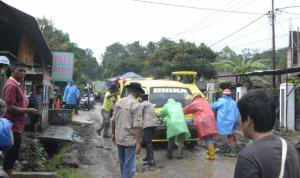 Warga Conggeang Sumedang, Tuntut Pengelola Cisumdawu untuk segera memperbaiki akses jalan yang amburadul akibat mobilisasi truk proyek