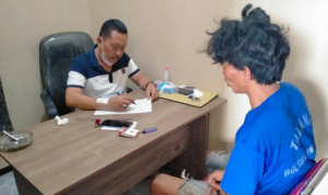 SR (37) nyolong sepeda motor milik Mustopa Kemal, warga Desa Mekarjaya Kecamatan Sumedang Utara, Pada Jumat 20 Januari 2023 pagi