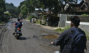 Ruas jalan Legok Conggeang yang baru diperbaiki 17 Januari 2023 lalu, kembali rusak. Padahal perbaikan jalan yang rusak parah akibat proyek Tol Cisumdawu itu, dilakukan secara masif