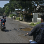 Ruas jalan Legok Conggeang yang baru diperbaiki 17 Januari 2023 lalu, kembali rusak. Padahal perbaikan jalan yang rusak parah akibat proyek Tol Cisumdawu itu, dilakukan secara masif