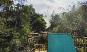 Wisata asri di pinggir sungai di Kampung Singkur Pangalengan, Bandung.