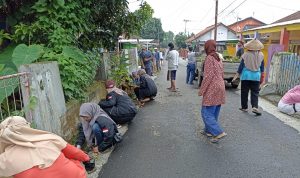 Mahasiswa KKN UNSAP di Paseh Kidul saling gotong royong