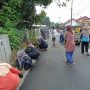 Mahasiswa KKN UNSAP di Paseh Kidul saling gotong royong