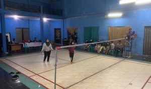 Keseruan mahasiswa KKN UNSAP olahraga badminton bersama di gor Desa Paseh Kidul