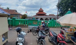 Warna Cat Masjid Tuai Kontoversi