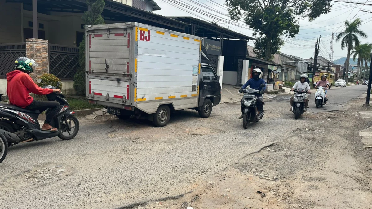 Jalan Rusak di Tengah Kota Sumedang