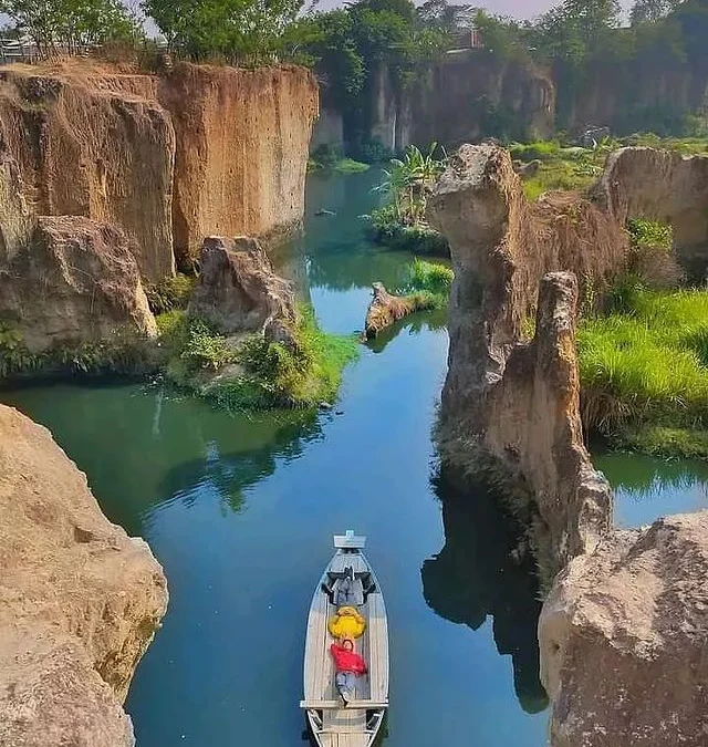   Obyek wisata ini mulai populer karena banyak yang mengatakan bahwa batu karang ini mirip dengan yang ada di film Jurassic Park. Wisata Tebing Koja ini memiliki beberapa destinasi, salah satunya adalah Taman Tebing Koja dan Kandang Godzila. Berlokasi di Tangerang yaitu kota di sebelah barat Jakarta, ibu kota Indonesia. Kota Tangerang merupakan kota terbesar di Provinsi Banten dan kota terbesar ketiga di Jabodetabek. Kepadatan penduduk sekitar untuk kegiatan industri menjadikan penduduk Banten sebagai daya tarik alam setiap akhir pekan dan musim liburan untuk menjernihkan pikiran.  Kota Tangerang memiliki destinasi wisata alam yang sangat indah, beberapa wisatawan tidak heran sekaligus tidak percaya dengan adanya potensi alam yang satu ini yaitu Batu Spiral Koja Tangerang Banten. Objek wisata Tebing Koja ini awalnya berasal dari bekas kawasan penambangan pasir yang sudah lama tidak aktif. Dampak dari penambangan pasir yang dilakukan masyarakat setempat membuat tebing-tebing kapur yang menjulang tinggi dan menyangganya menjadi serampangan namun tetap indah penampilannya. Disebut Godzilla karena bebatuan di sana menyerupai monster kadal raksasa di film Godzilla. Item ini berada di depan area bebatuan dan langsung terlihat begitu kamu memasuki area tersebut untuk pertama kali. Biasanya kawasan ini menjadi salah satu spot foto favorit warga Wisata batu koja merupakan salah satu destinasi wisata yang banyak viral di pulau jawa, terbukti dengan banyaknya review wisatawan yang telah berkunjung dan puas dengan keunikan pesona alam kota padat penduduknya. Tujuan wisatawan yang datang yaitu untuk memuaskan keingintahuan mereka akan pemandangan alam, berfoto dan selfie bila perlu dengan background wisata alam Koja Tangerang. Tidak heran juga kecantikan tebing koja ini sering dipakai untuk tempat foto prewedding. Alamat tebing Koja berada di desa Cireundeu, Kecamatan Solear, Kabupaten Tangerang, Provinsi Banten. Lokasi wisata cukup jauh dari pusat kota Tangerang yakni jarak kurang lebih 42 kilometer. Anda perlu membayar tiket wisata sebesar Rp. 3.000 per orang, sudah dapat menikmati pesona alam tebing dan bebas berfoto ria. Bagi wisatawan membawa kendaraan pribadi akan dikenakan biaya parkir sebesar Rp. 5.000 kendaraan mobil dan Rp. 2.000 kendaraan motor. Baca Juga: Tempat Piknik Di Sumedang, Spot Terbaik Menikmati Suasana Yang Asri Banyak Selebgram Berkunjung!