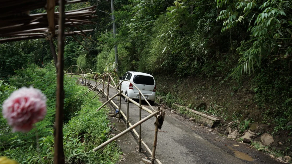 Jalan Dibiarkan Rusak, Wisatawan Kapok Melintas