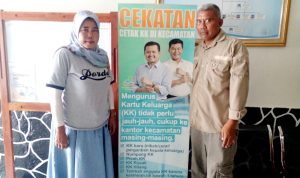 STUNTING: Photo bersama Sekretaris Desa Padasuka Ruhiyat dan Kordinator PKM Desa Padasuka Sri Nurhayati.