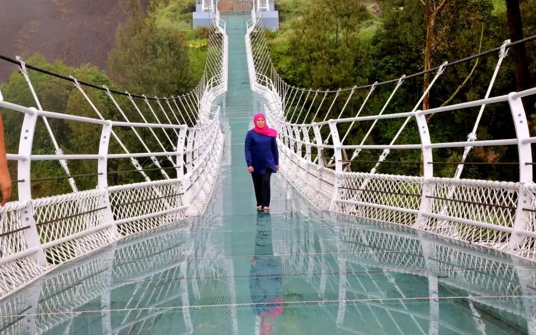 Gubernur Jatim Terpeleset di Jembatan Kaca Bromo