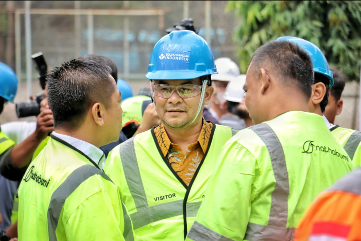 Wakil Bupati Sumedang H. Erwan Setiawan bersama para kepala daerah se-Jawa Barat  diajak Wakil Gubernur Jawa Barat Uu Ruzhanul Ulum melaksanakan studi banding Kunjungan Industri ke PT. Solusi Bangun Indonesia (SBI) Narogong, Kabupaten Bogor, Rabu (8/2).