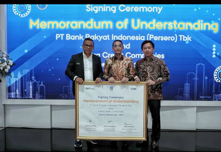 Penandatanganan Memorandum of Understanding (MoU) dilakukan antara Director of Institutional and Wholesale Business BRI Agus Noorsanto dan Chief Finance Officer PT Astra Sedaya Finance, Dharmawan Phie dan Chief Operation Officer PT Astra Sedaya Finance, Ezar Kumendong