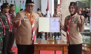 FOTO IST PENOBATAN : Ketua Kwartir Daerah Gerakan Pramuka Jawa Barat, Atalia Praratya Ridwan Kamil saat menobatkan Bupati Sukabumi, Marwan Hamami sebagai Majelis Pembimbing Cabang Gerakan Pramuka Kabupaten Sukabumi