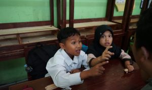 Antusian Anak anak belajar dengan metode Gasing