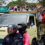 Sejumlah anak sekolah menghadang truk yang sedang melaju di ruas Jalan Raya Bandung Sumedang, tepatnya di Kecamatan Cimalaka.