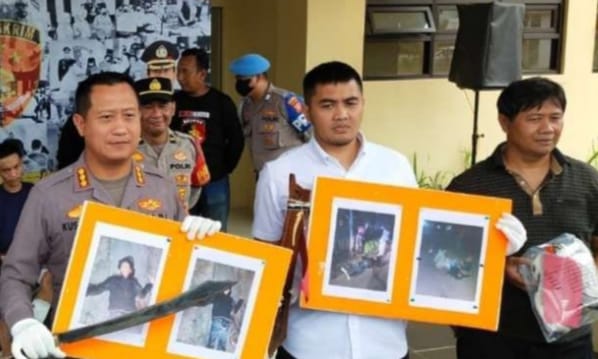 Kapolresta Bandung Kombespol Kusworo Wibowo, menunjukkan barang bukti yang disita dari sejumlah pelaku kejahatan jalanan saat Jumpa pers di Mapolresta Bandung Senin (6/2).