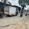 Jalan Rusak di Tengah Kota Sumedang