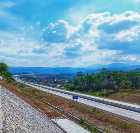 Perjalanan lebih cepat lewat Tol Cisumdawu