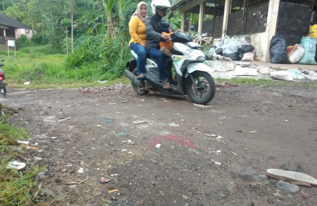 Warga Keluhkan Jalan Rusak Menuju Toga