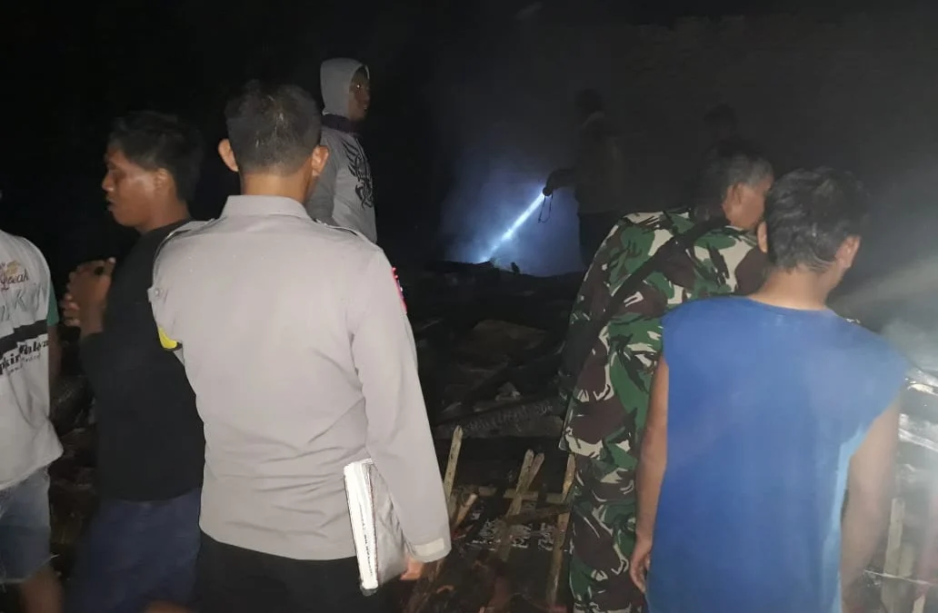 Mobil Damkar Sulit Masuk Dua Rumah Hangus Terbakar