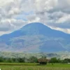 tampak dari jauh gunung tampomas yang berada di sumedang