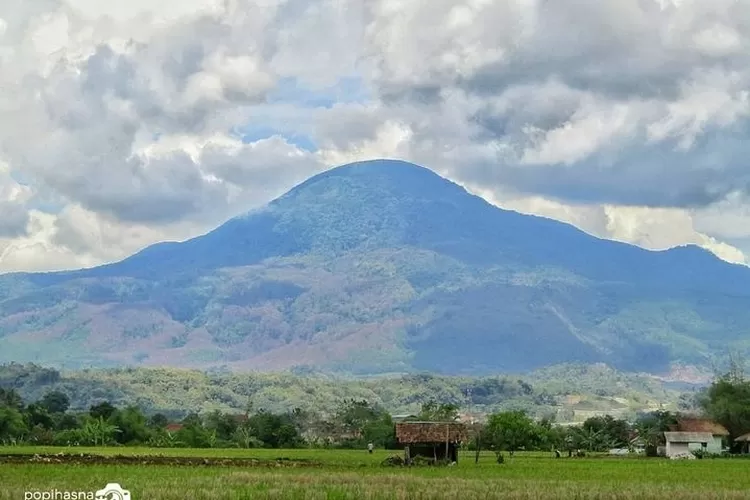 tampak dari jauh gunung tampomas yang berada di sumedang